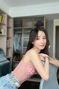 美女更衣